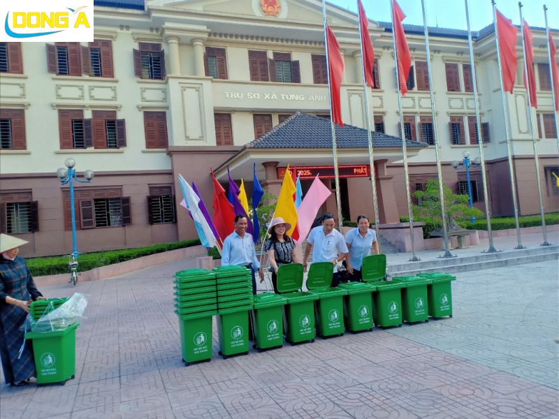 Bàn giao thùng rác 60l cho gia đình
