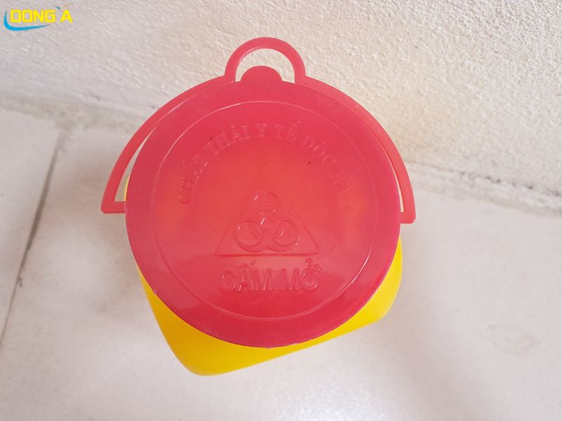 Hộp an toàn đựng kim tiêm có nắp đậy kín