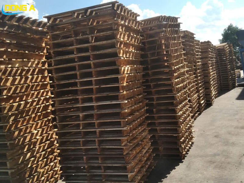 Pallet Gỗ Keo Tải Trọng Cao 1100x1100x120mm – Hình Ảnh Thực Tế giao tại nhà máy gạch