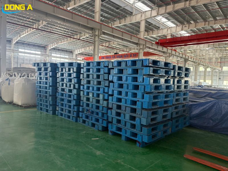 Pallet nhựa có lõi thép cũ 1100x1100x15cm mặt lưới màu xanh dương chịu tải tĩnh 3500kg giá rẻ