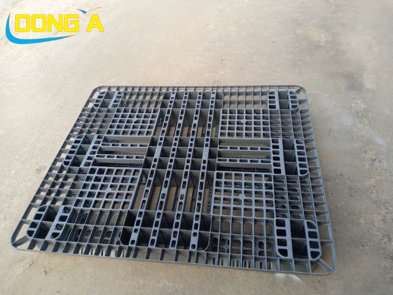 Pallet nhựa cũ kích thước 1300x1100x150 mm