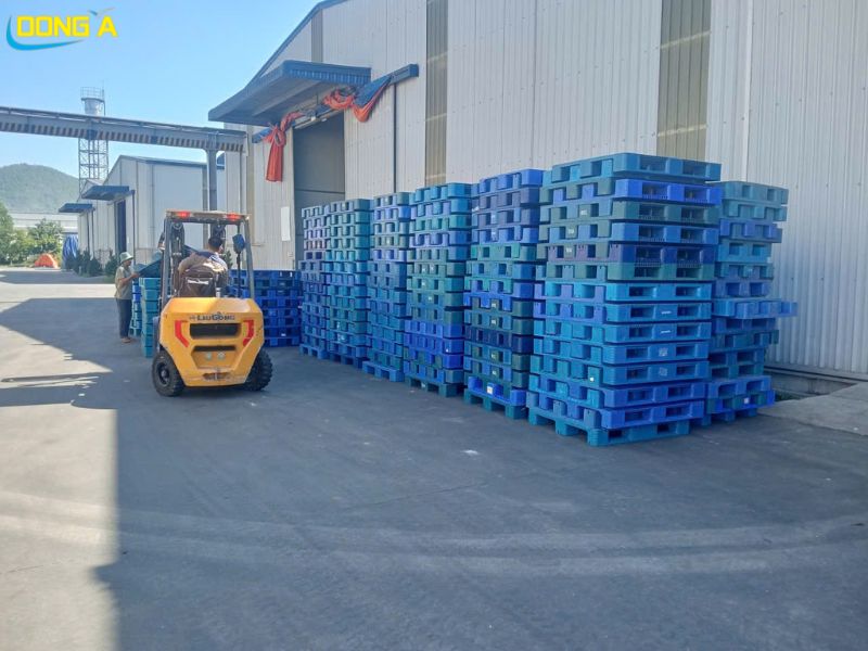 Pallet nhựa 1000x1200x150mm ứng dụng trong kho bãi và vận chuyển container