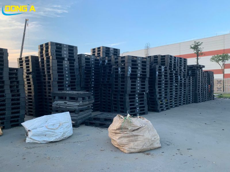 tong-kho-pallet-nhua-cu-gia-re-pallet-dong-a