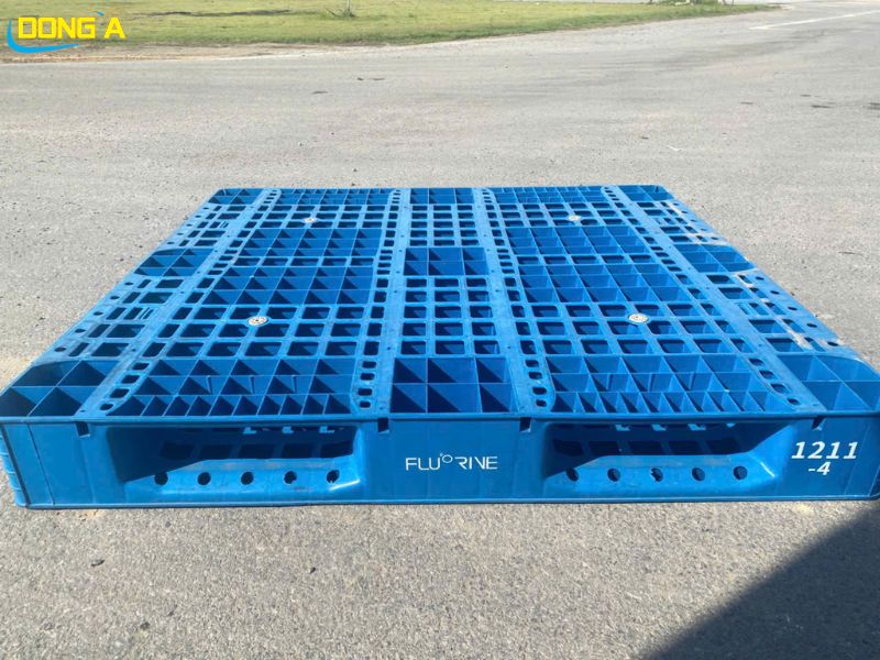 Thiết kế 3 chân suốt của pallet nhựa cũ 1100x1100x150mm tương thích nhiều loại xe nâng.
