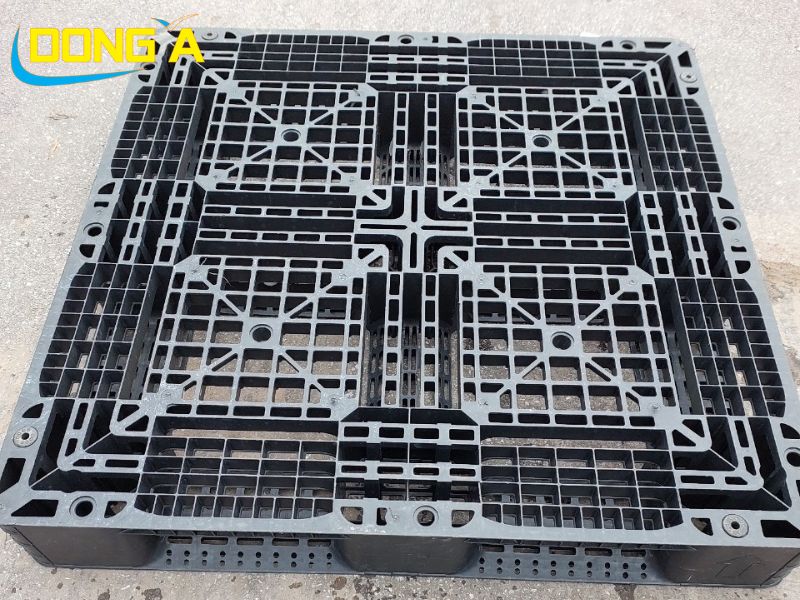 Pallet nhựa cũ 1100x1000x150mm – chất lượng mới 90-95%, bề mặt chắc chắn.