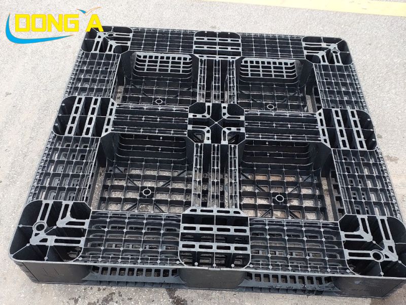 Mặt dưới pallet nhựa cũ, thiết kế rỗng giúp giảm trọng lượng, dễ di chuyển.