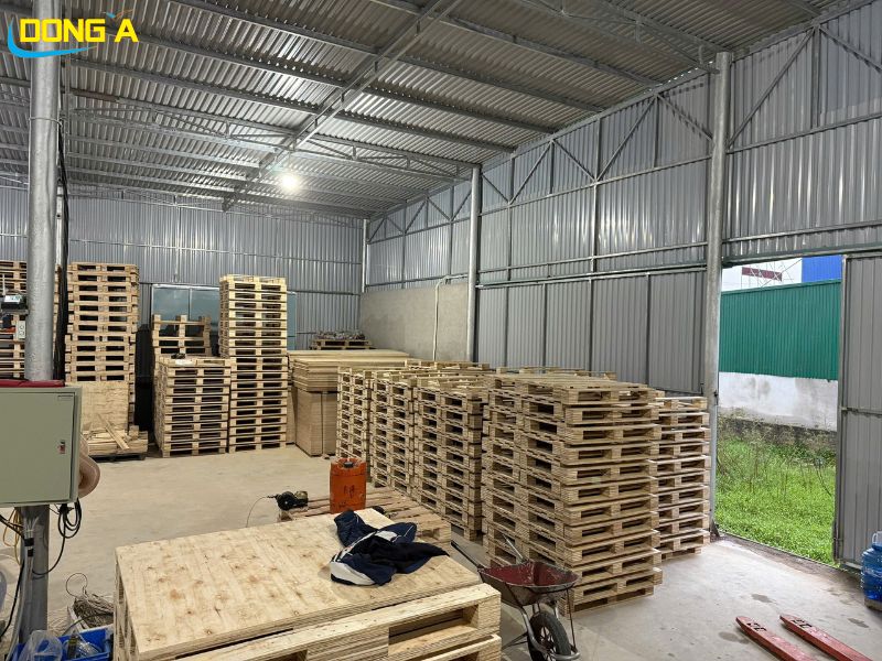 Pallet ván ép chất lượng cao tại kho hàng Đông Á