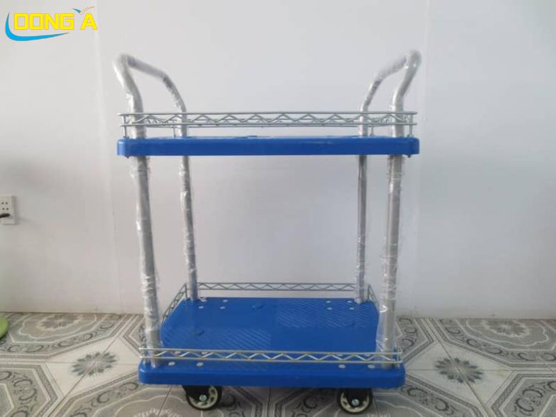 Xe đẩy hàng 2 tầng 300kg khung mạ crom, sàn nhựa xanh, thiết kế chắc chắn, bánh xe cao su xoay 360 độ.