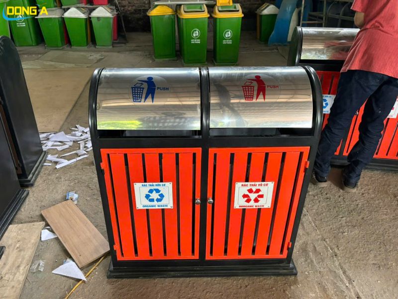 Thùng rác ngoài trời 2 ngăn khung thép nan nhựa giả gỗ cao cấp