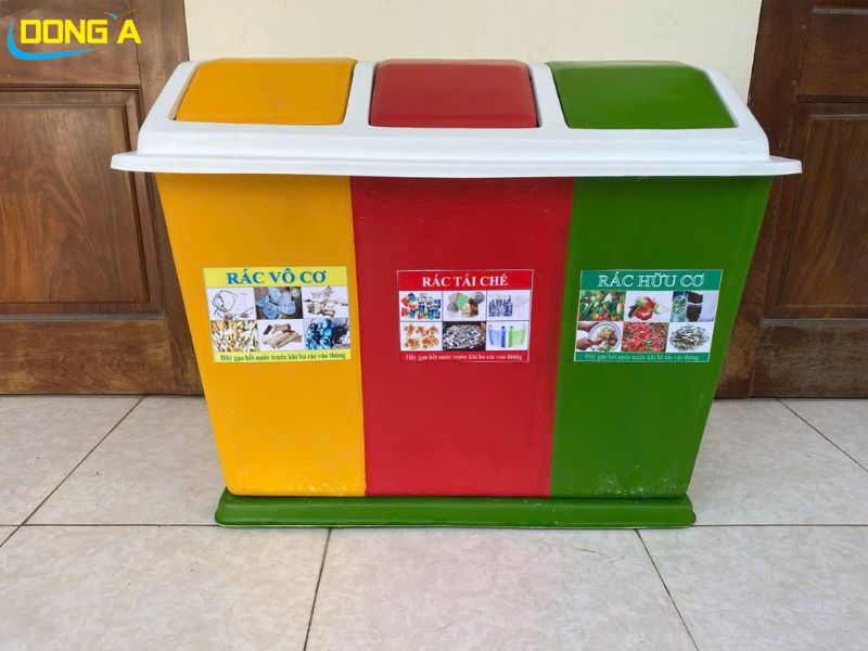 Thùng phân loại rác ba ngăn 60 lít composite – thiết kế 3 màu riêng biệt, chất liệu bền đẹp, phù hợp ngoài trời.