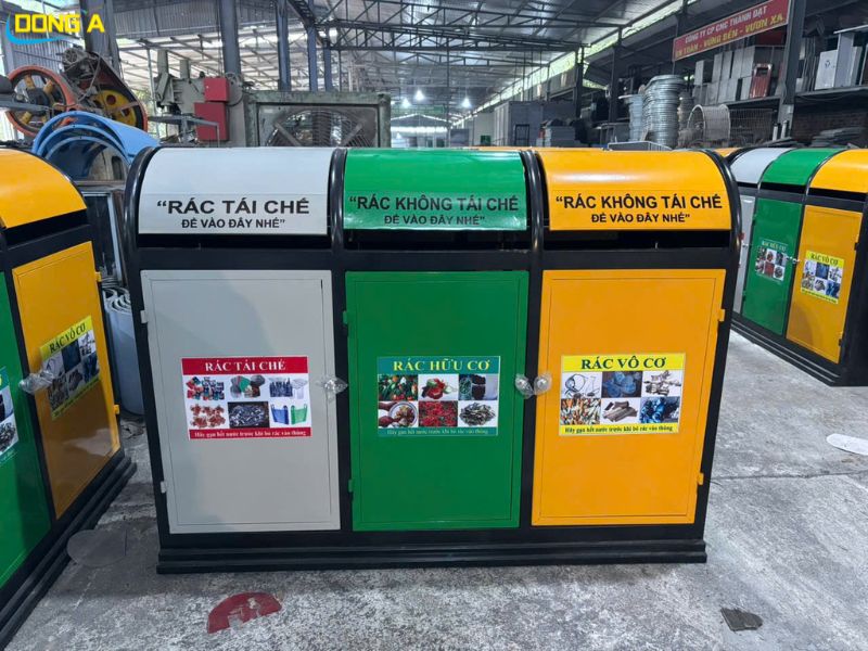 Thùng rác thép 3 ngăn ngoài trời với 3 màu sắc khác nhau và ký hiệu phân loại rác.