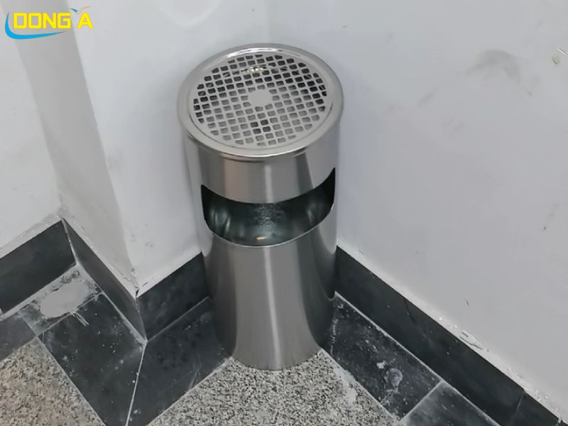 Thùng rác Inox nắp lật 30x61cm màu trắng đen – Đông Á