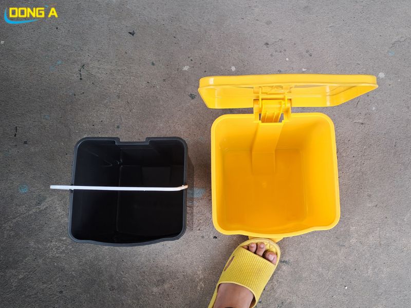 Thùng rác y tế đạp chân 10 lít có lõi đưng rác  rất sạch sẽ