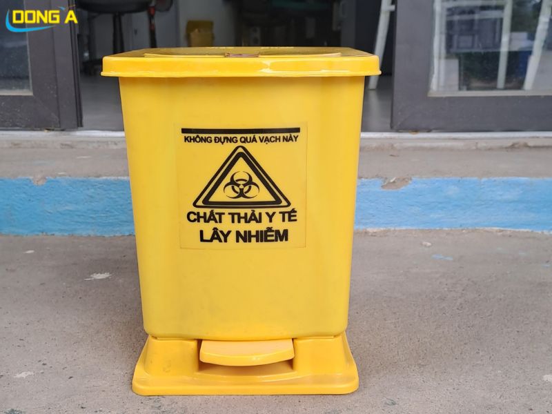 Thùng rác 10l y tế đạp chân có logo nhận diện rõ ràng