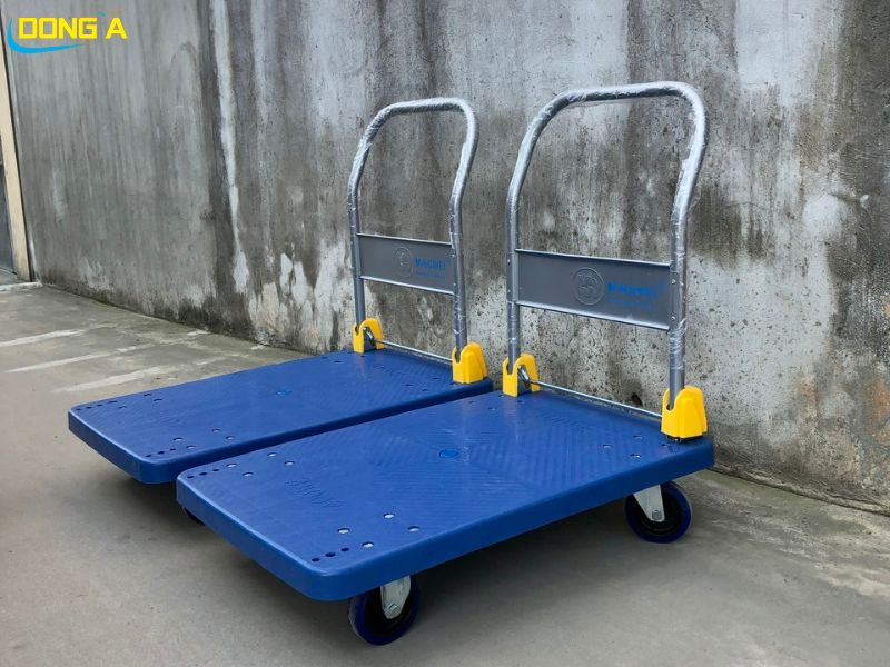 Xe đẩy hàng 400kg khi gập gọn tay cầm giúp tiết kiệm diện tích