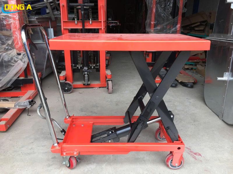 Xe nâng mặt bàn 500kg siêu bền bỉ và chắc chắn
