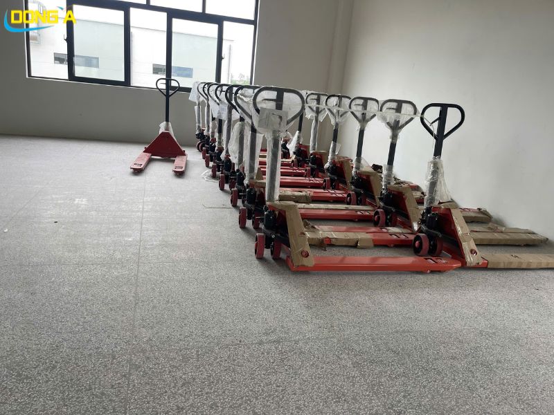 Hình ảnh xe nâng tay giao cho nhà máy 