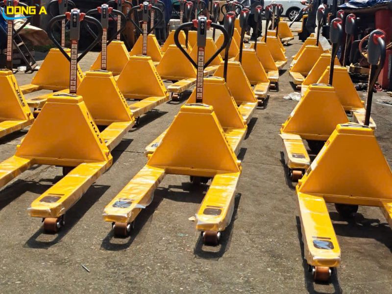 Xe nâng điện thấp 1,5 tấn tiện lợi, dễ dàng di chuyển trong kho