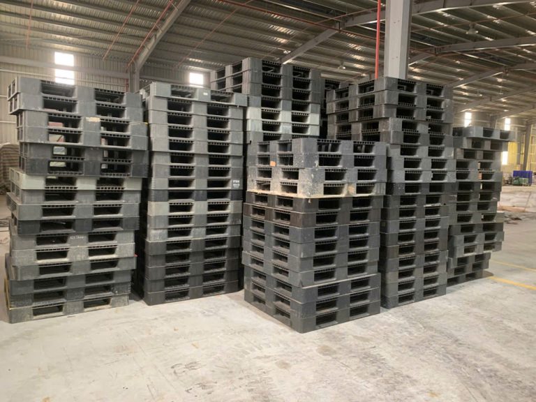 So Sánh Pallet Nhựa Và Pallet Gỗ – Doanh Nghiệp Nên Chọn Loại Nào?