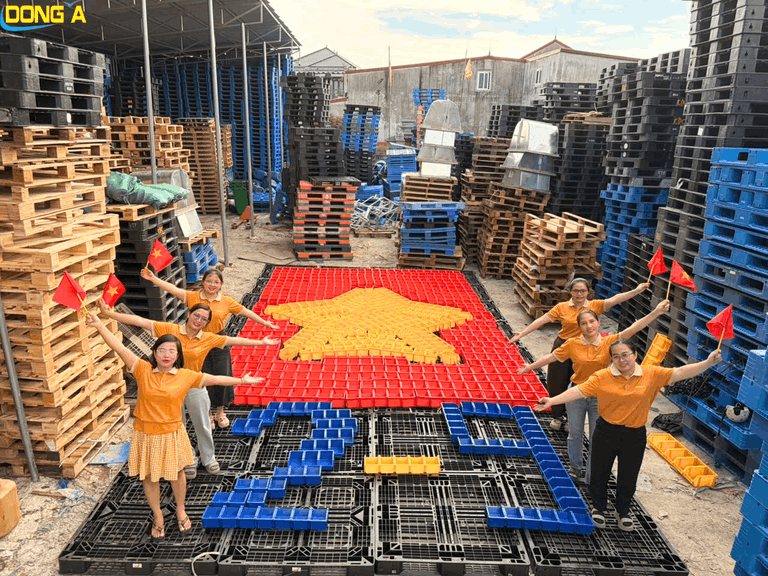Hàng nghìn khay nhựa A6 – tạo nên Lá Cờ Việt Nam chào mừng Quốc khánh 2/9