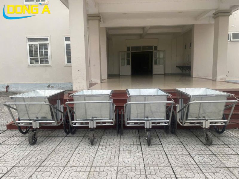 Xe gom rác trường học