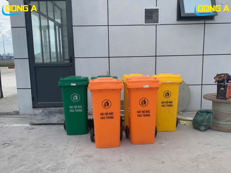 Thùng rác 120l đặt ở dọc các tòa nhà